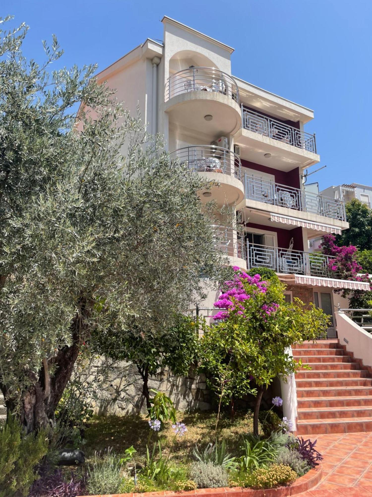 Apartmani Iva Becici エクステリア 写真